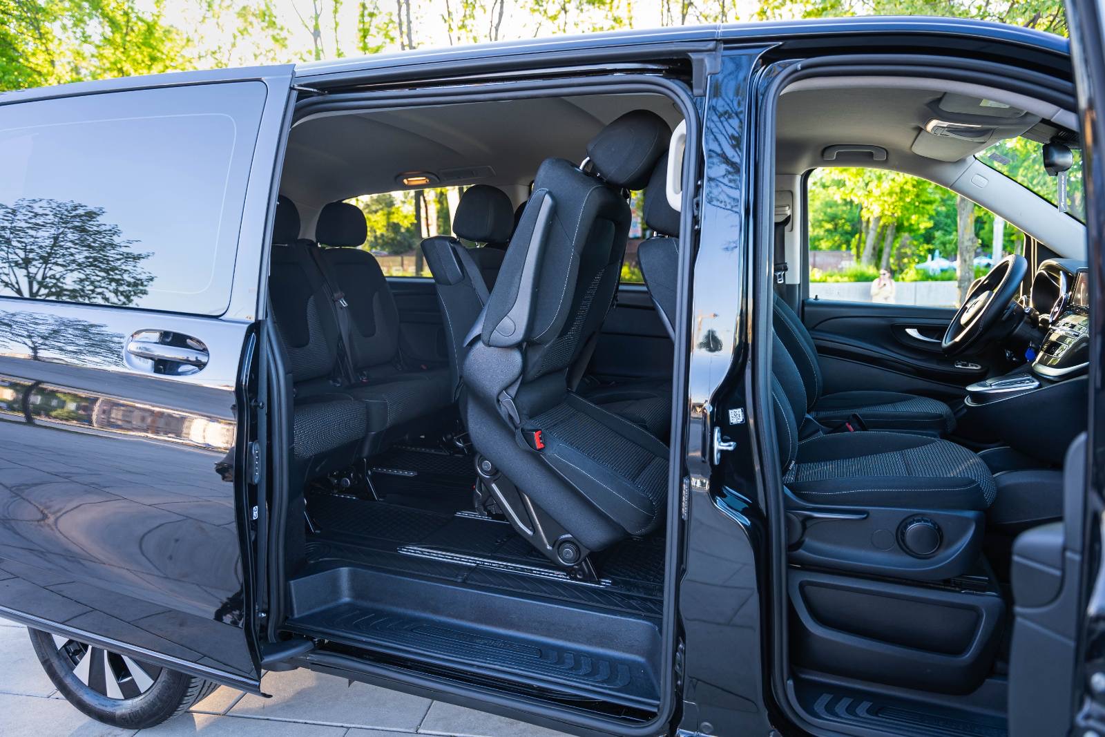 Ulaz i putnička sjedišta Mercedes kombija kroz otvorena bočna vrata