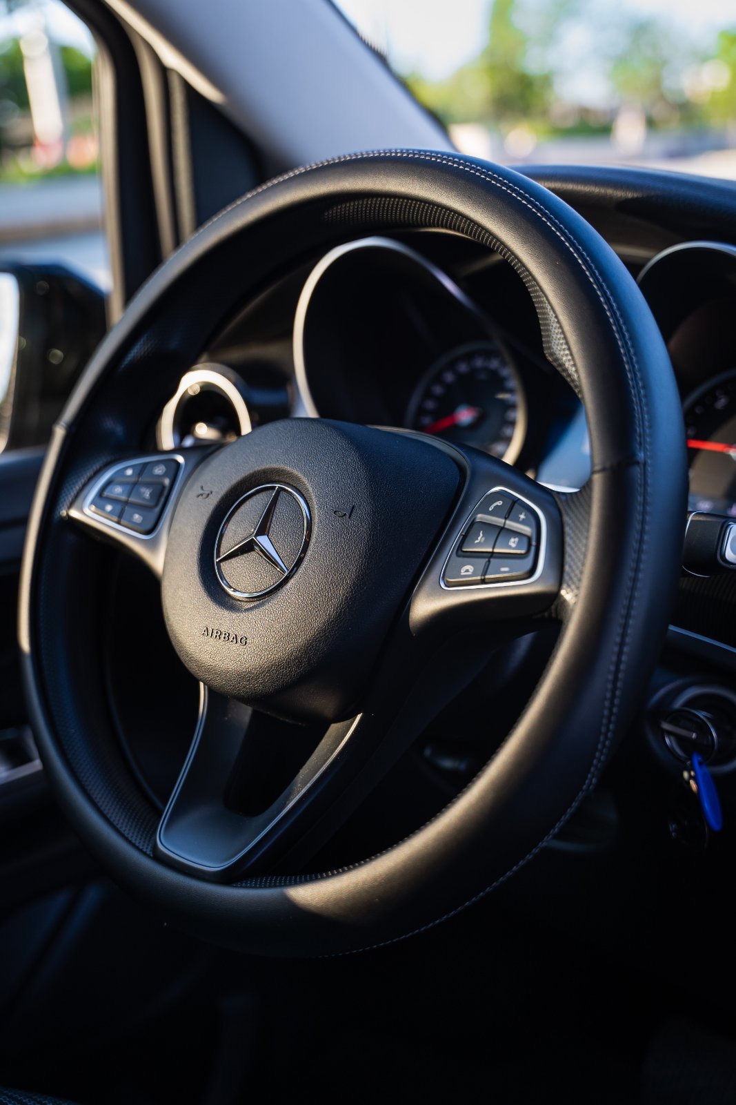 Detalj volana i instrument table Mercedes kombija