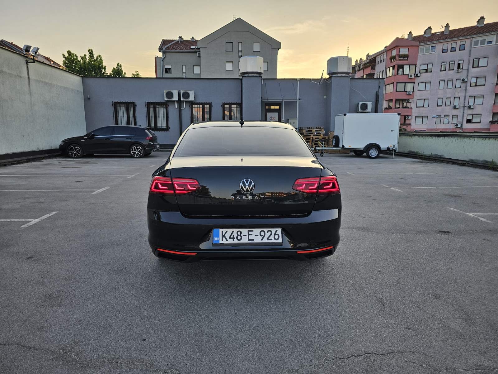 Parkirani crni Volkswagen Passat 8, pogled sa zadnje strane