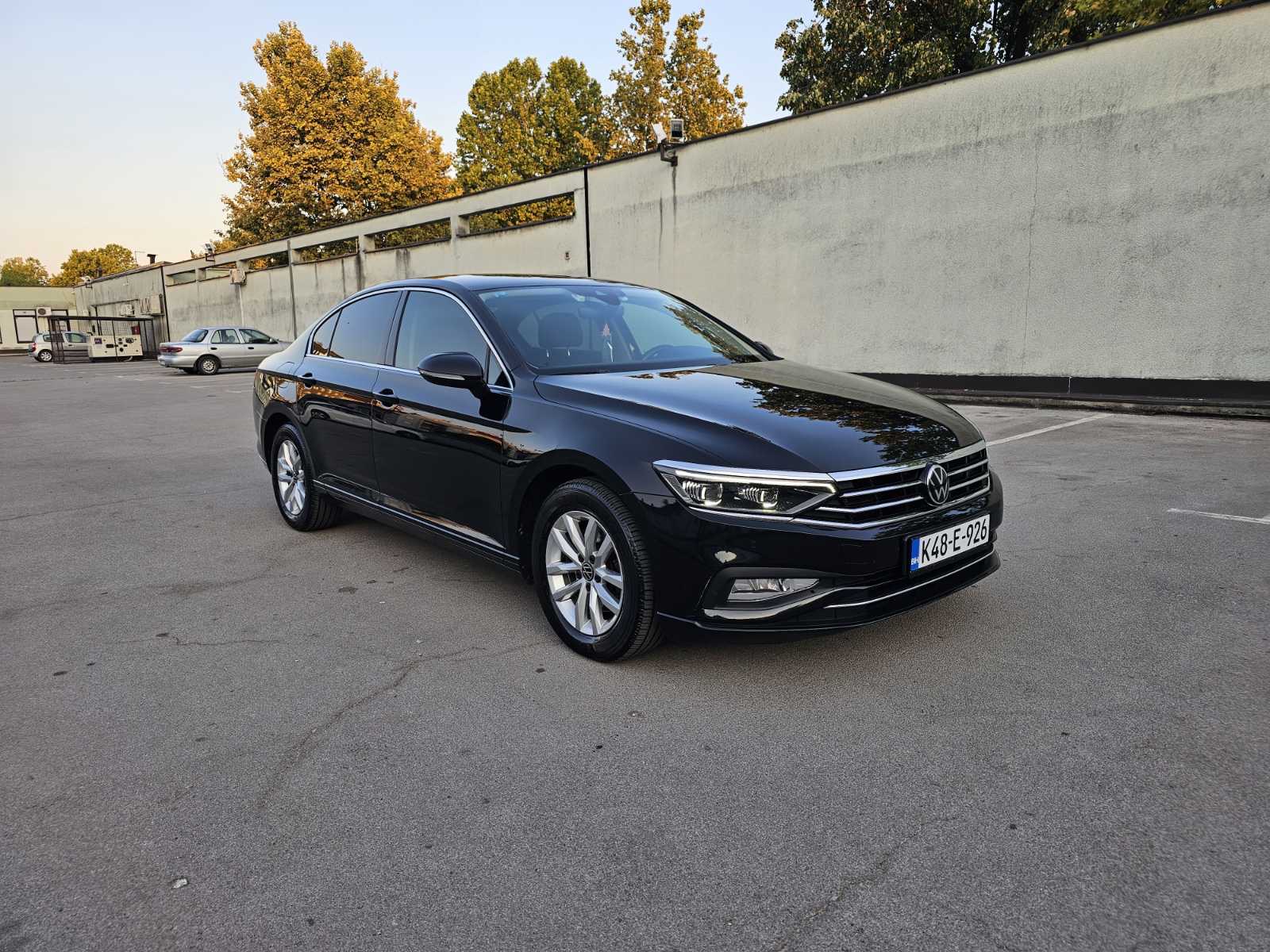 Crni Volkswagen Passat 8, pogled sprijeda i sa strane