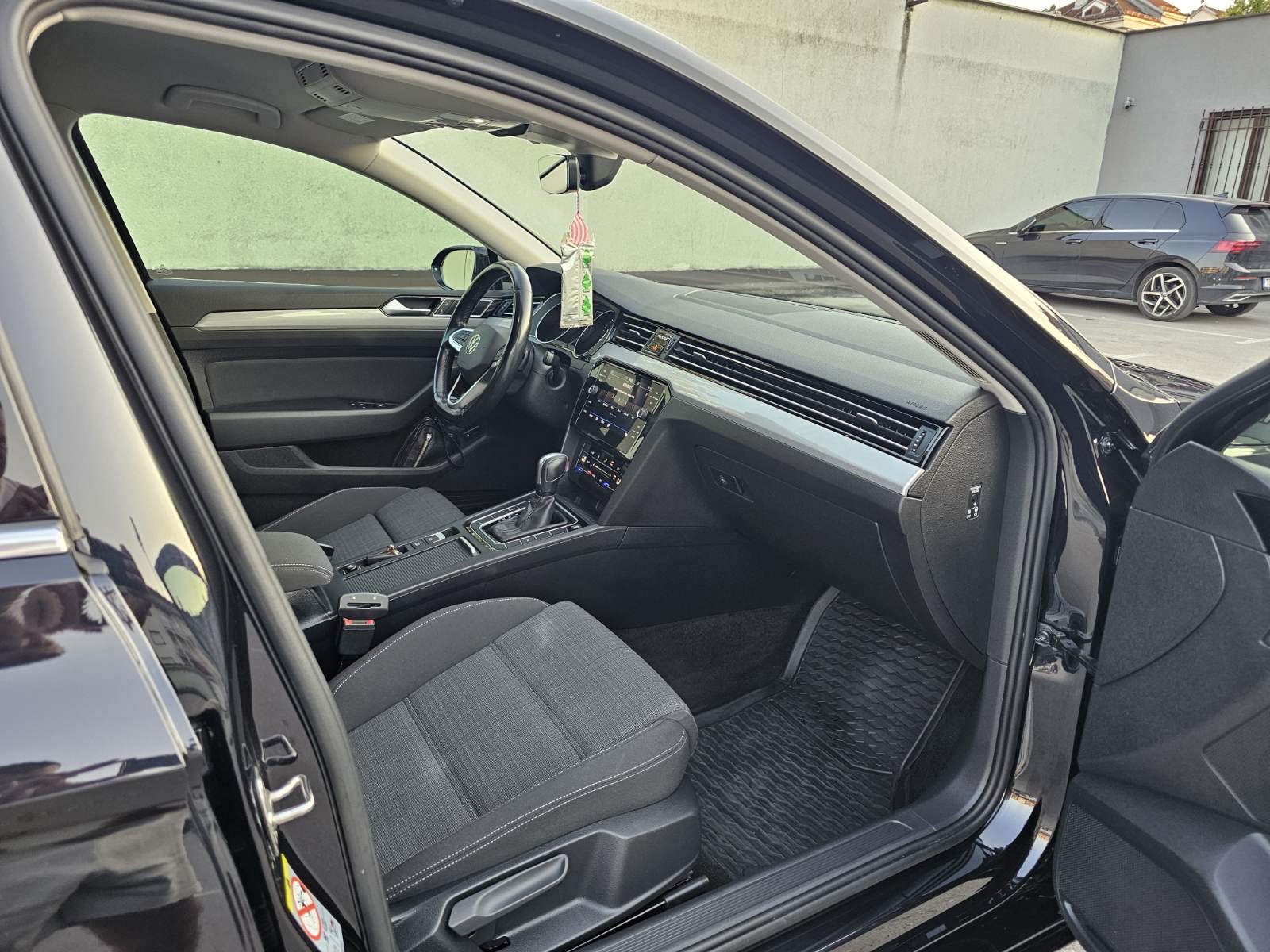 Prednja sjedišta i instrument tabla Volkswagen Passata 8